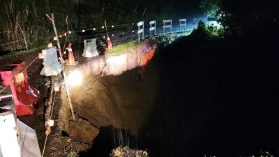 斗亚兰大雨致路塌 工程局紧急修理