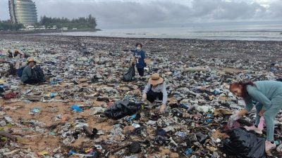 滨海城沙滩变废墟．人工已无法清理