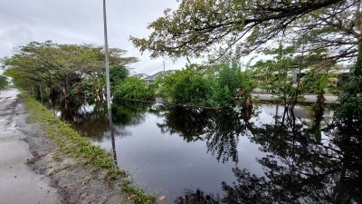 道路积水退 沟水却未降 . 迪沙史纳汀居民愁再淹