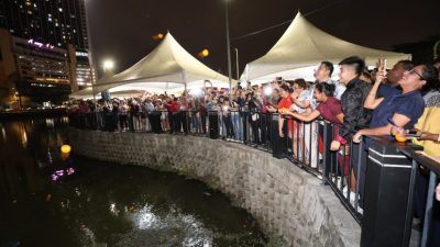 视频| 元宵抛柑 早日脱单 灵市湖泊公园2500人闹元宵