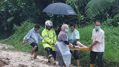 甘榜土崩困孕妇 警民医护冒雨送产