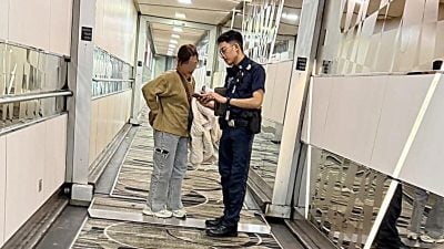 见男子行迹可疑　女乘客揭空中窃案