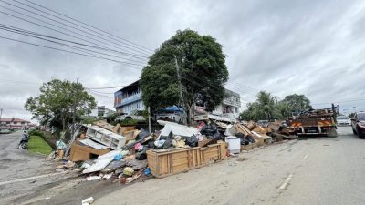 胜邦花园退水 灾民返家大清理