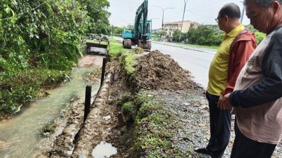 土崩致水管爆裂．实比遥路30住宅区断水