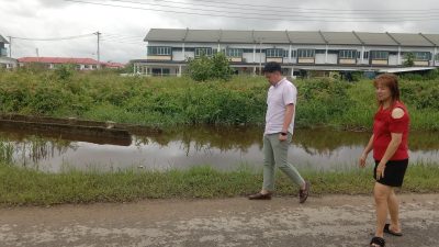 丹幸福路长期涨水 连夜雨影响居民生活