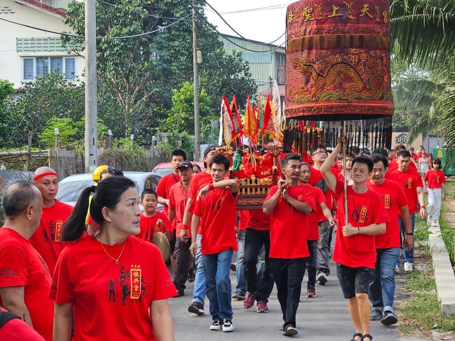 东:​吉兰丹镇兴宫（天上圣母）元宵节妈祖出巡，抬轿过火。