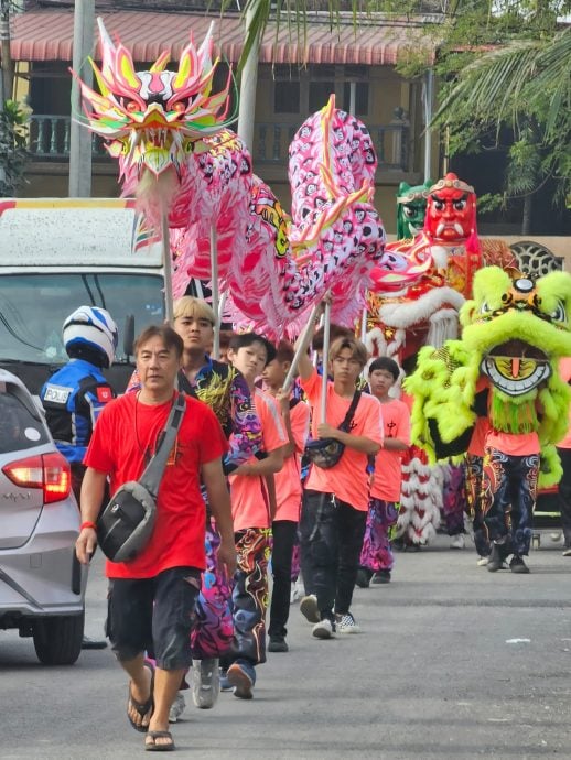 东:​吉兰丹镇兴宫（天上圣母）元宵节妈祖出巡，抬轿过火。