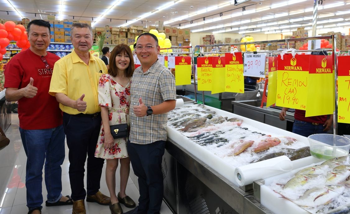 东／市场情报：妮华娜霸市英迪拉马哥打分行试营业首日人潮汹涌