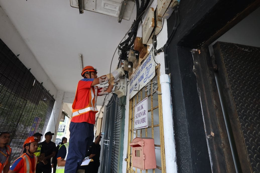 东：不法份子以杂货店和手机店等商店做掩护，经营非法赌博中心，难逃警方法眼，拉队取缔及进行断电行动