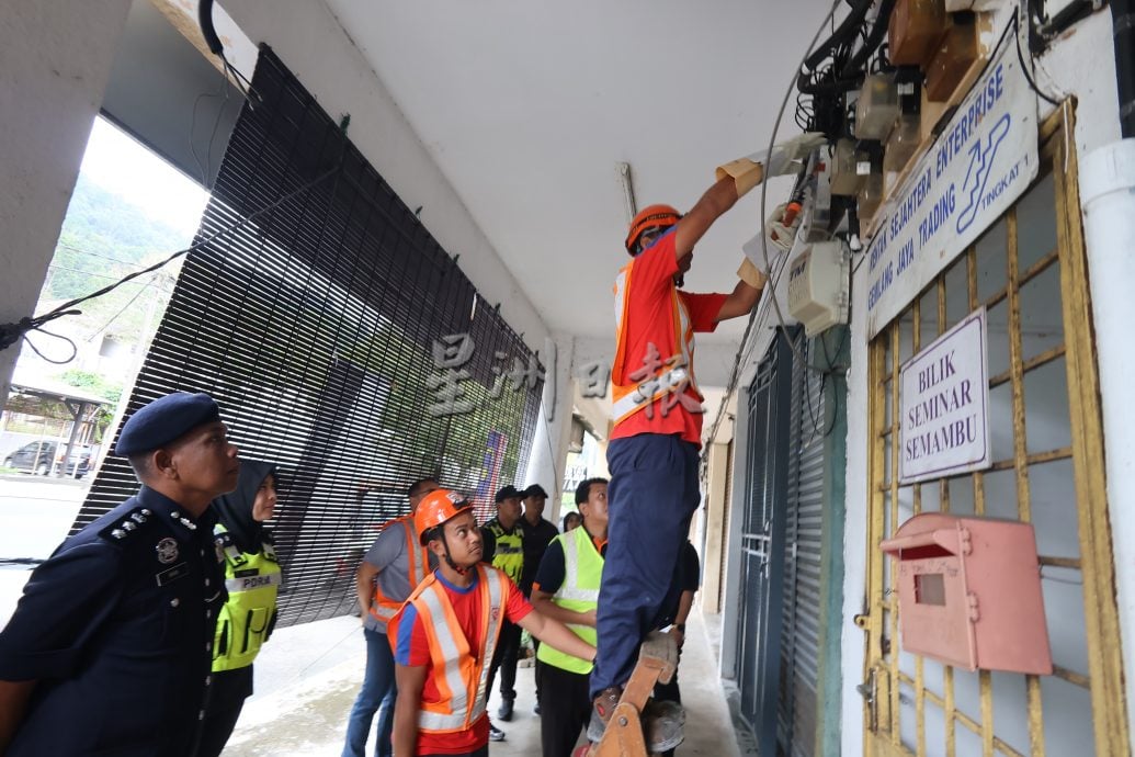 东：不法份子以杂货店和手机店等商店做掩护，经营非法赌博中心，难逃警方法眼，拉队取缔及进行断电行动