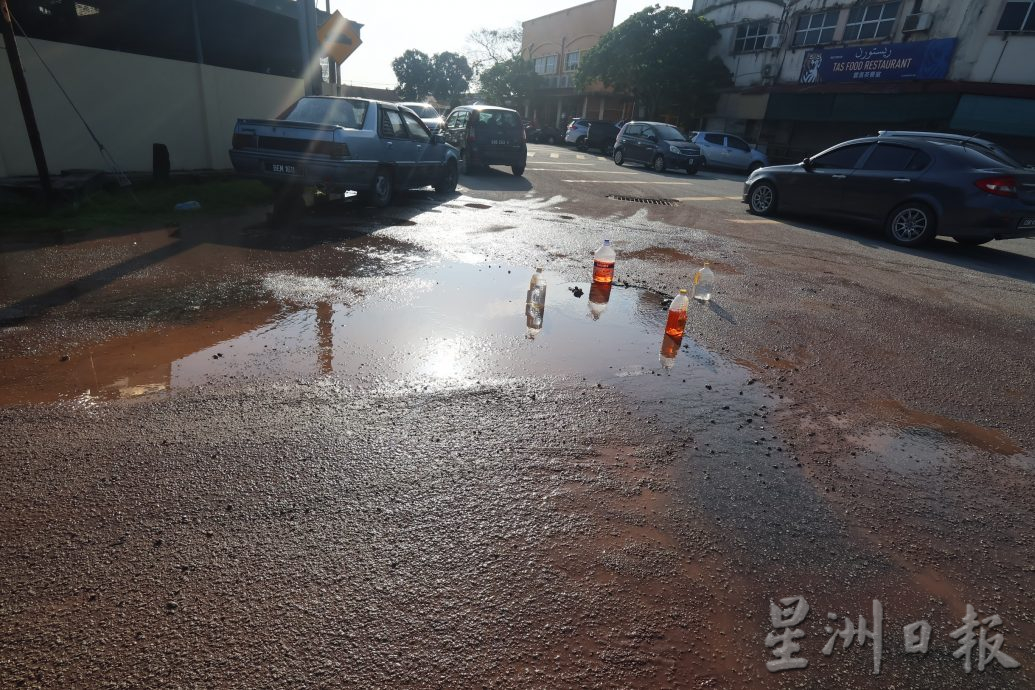 住宅区地下水管破裂，不仅导致洁净水白白流失，同时使到道路出现坑洞，暗藏危机。