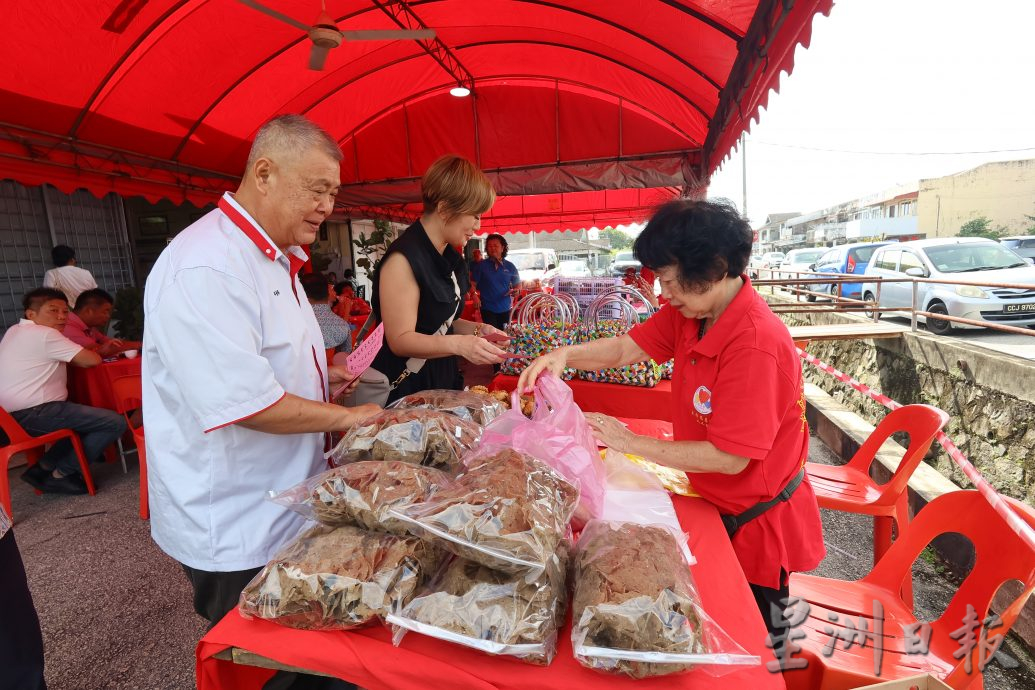 关丹咖啡旅餐公会大年初九（2月6日，星期四）举办义卖会，成功筹获1万5442令吉，将补足至3万6000令吉，捐赠予县内12所华小清寒学生