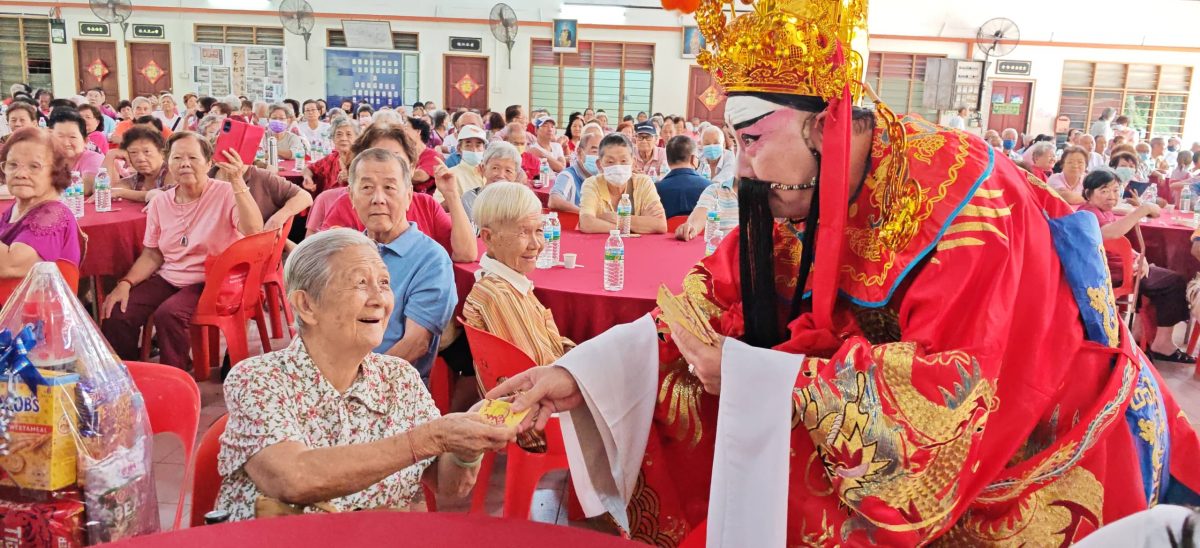 东：关丹永春会馆桃源殿庆祝张公圣诞及第五届施贫敬老