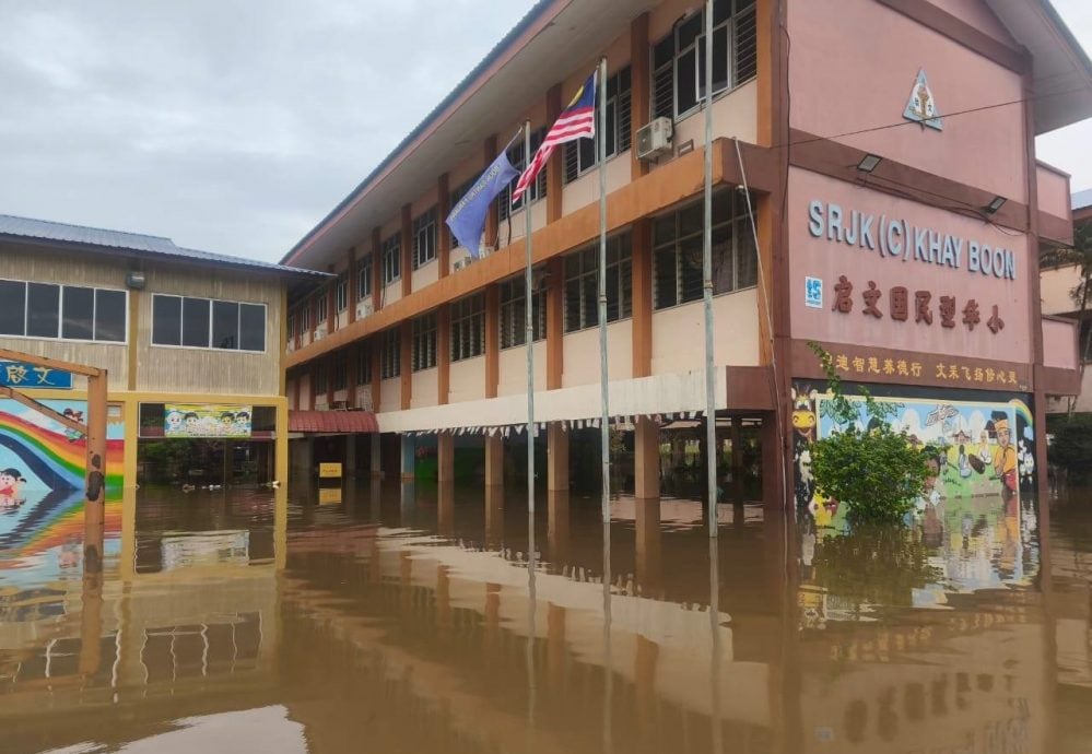 东：哥乐河水上涨导致低漥地区沦陷，兰斗班让启文华小又遭遇水灾。