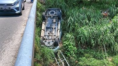 四驱车冲破护栏险掉河中 司机受伤送院