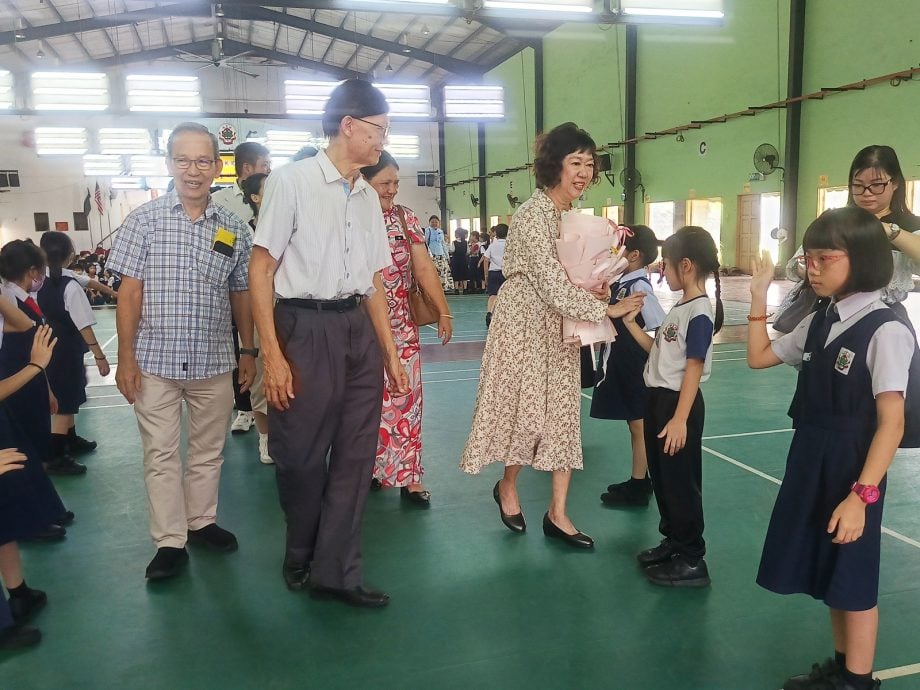 东：执教35年2个月 关丹培才华小俞美美老师荣休欢送会