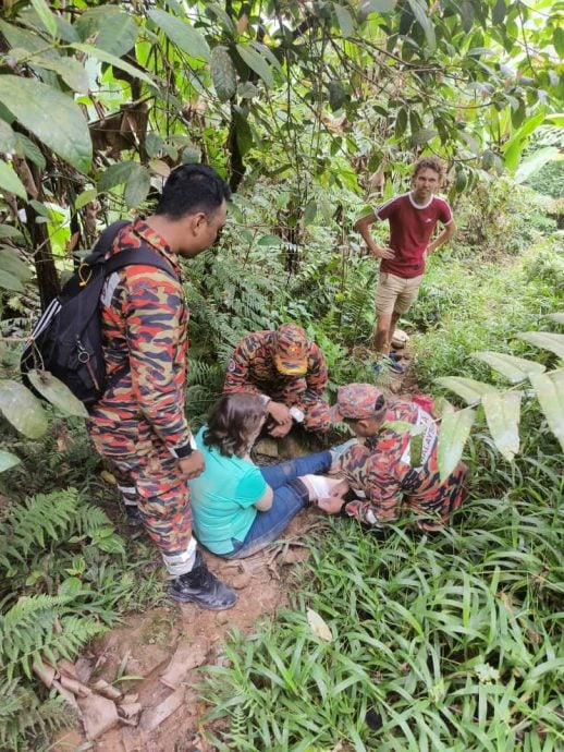 东：登山摔伤无法行走 消拯抬下山