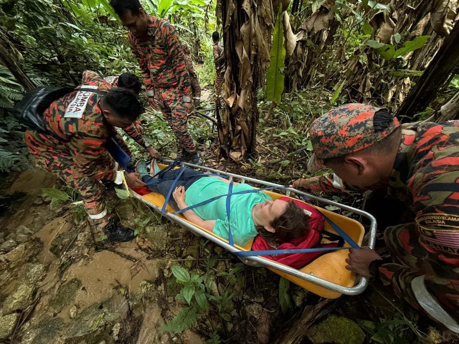 东：登山摔伤无法行走 消拯抬下山