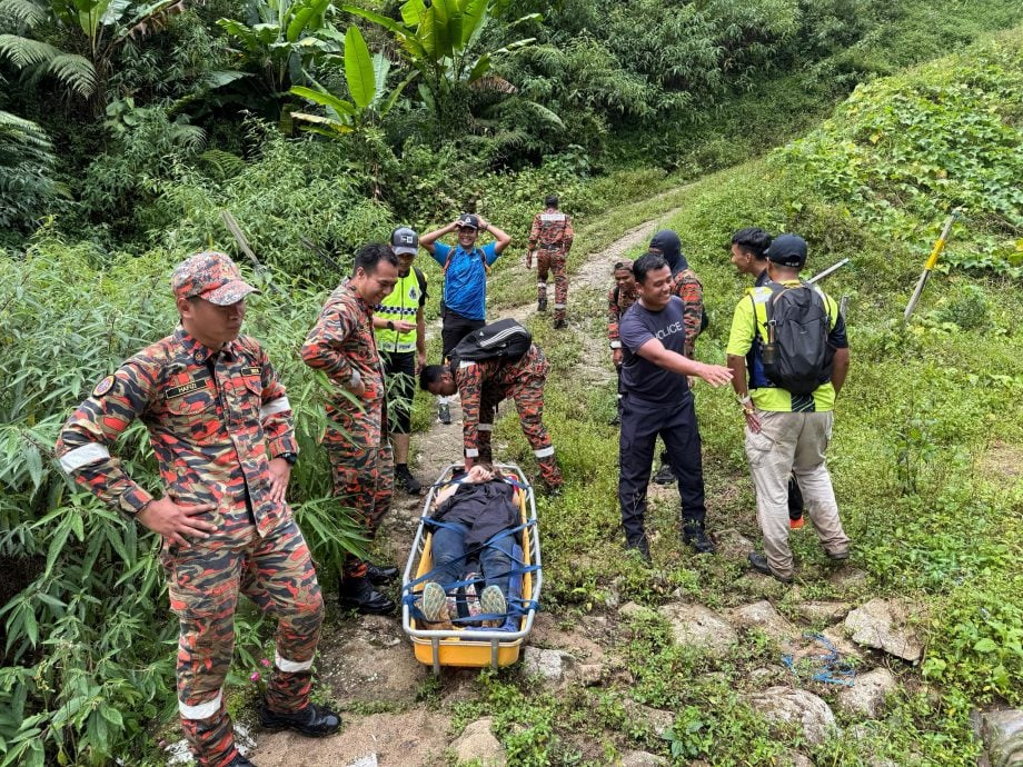 东：登山摔伤无法行走 消拯抬下山