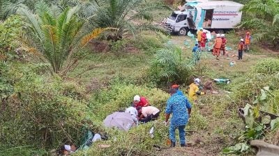 罗里失控撞入山沟  一死一重伤