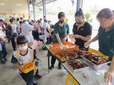 育贤华小教师发挥爱心 炸年糕欢迎学生