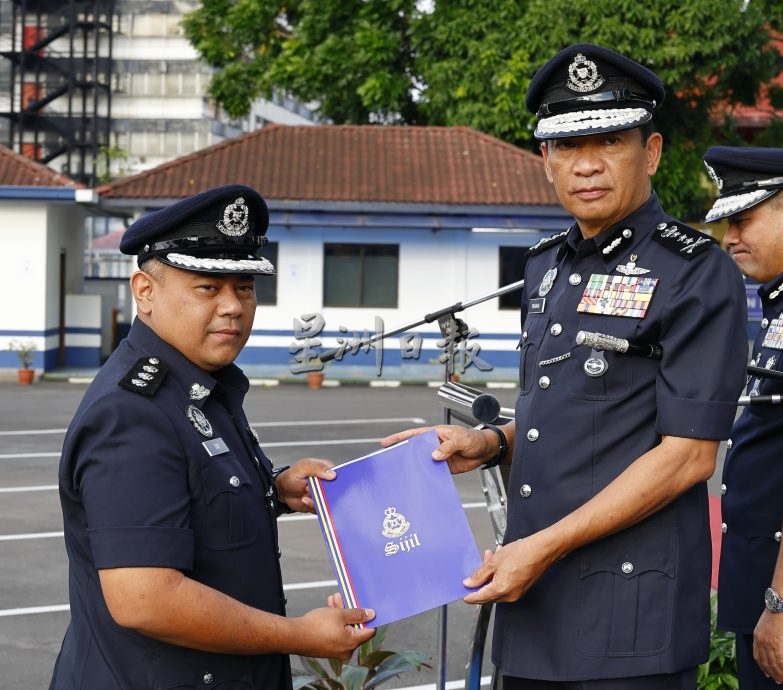 东：警方月常检阅