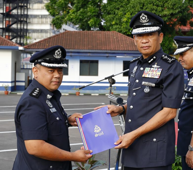 东：警方月常检阅