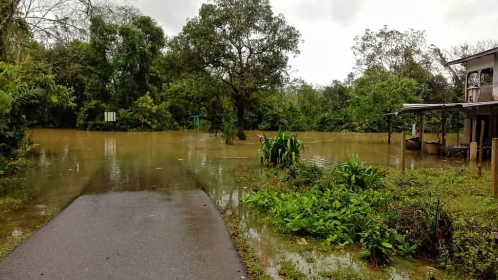 东：连夜大雨倾盆，丹那美拉县一些水灾黑区开始积水，居民受促提高警惕，预防水灾来袭。