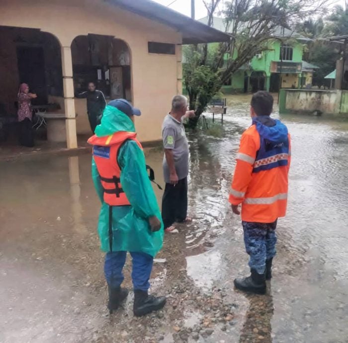 东：连夜大雨倾盆，丹那美拉县一些水灾黑区开始积水，居民受促提高警惕，预防水灾来袭。