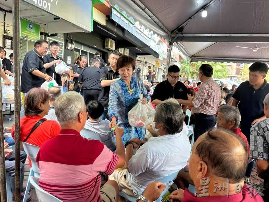 森州罗白小贩商会“人日”送暖230长者