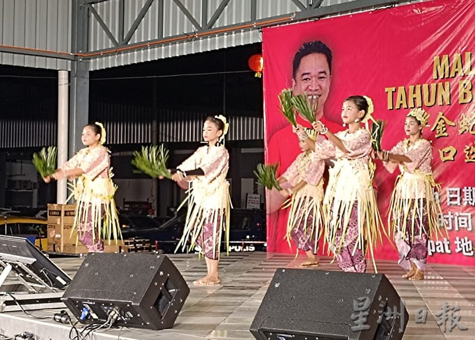 供星洲网:逾千人云集在万乐镇广场参加马口新春文化大汇演