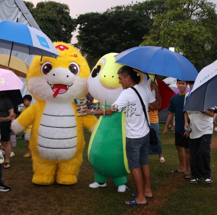 供星洲网：“喜乐乐SHARE丰年”元宵派对，万人雨中狂欢