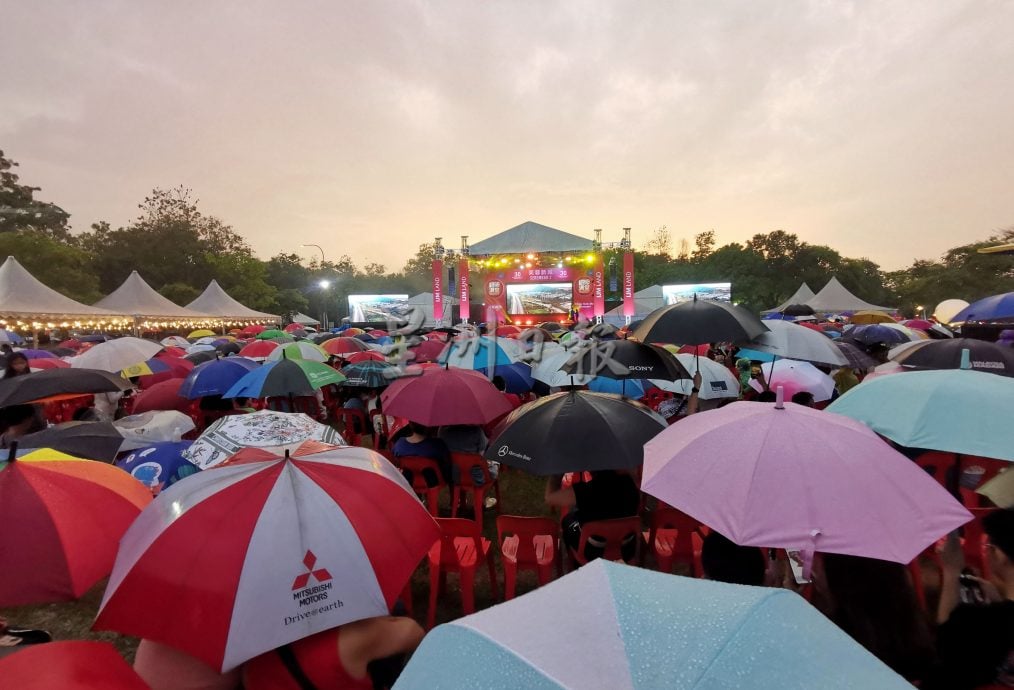 供星洲网：“喜乐乐SHARE丰年”元宵派对，万人雨中狂欢