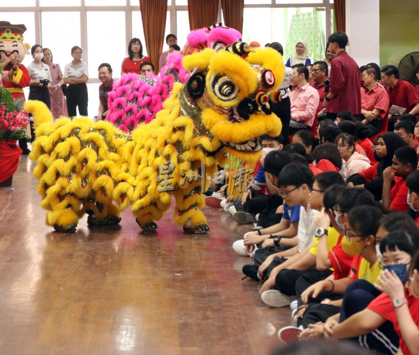 供星洲网：传承红包文化！董事长给振中学生每人一封红包