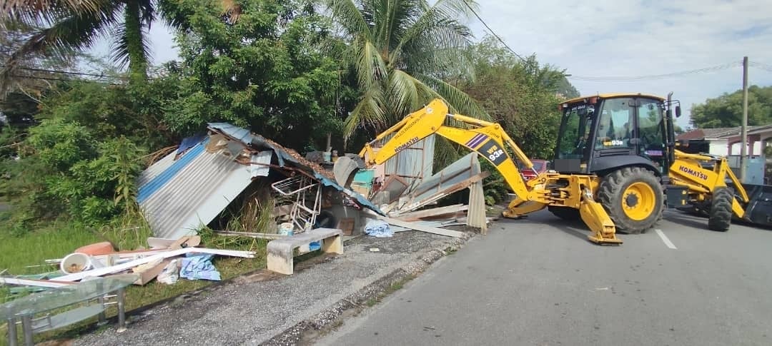 占地违建无视怡市厅警告 8地拆鸡寮车棚储藏室