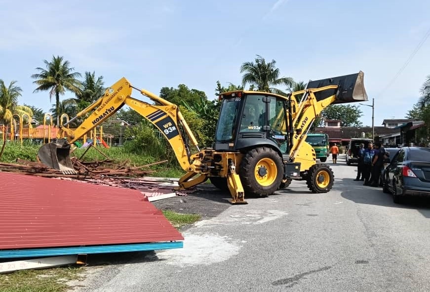 占地违建无视怡市厅警告 8地拆鸡寮车棚储藏室