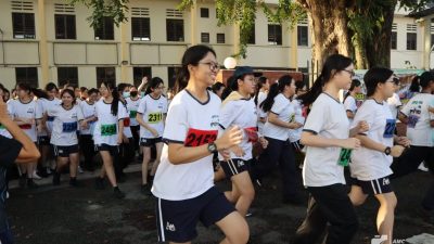 圣母中学越野赛 红队称霸赛场