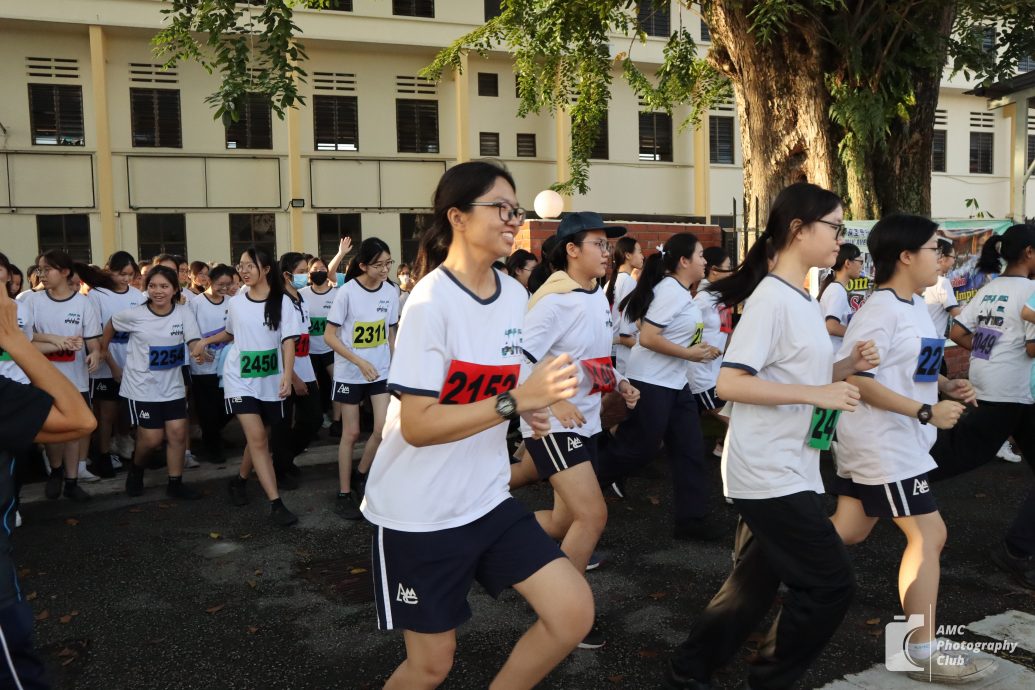 圣母中学越野赛 红队称霸赛场