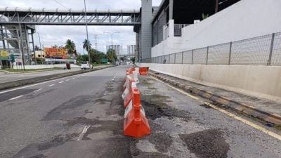 加影电动火车站旁    道路泡水损坏被封了