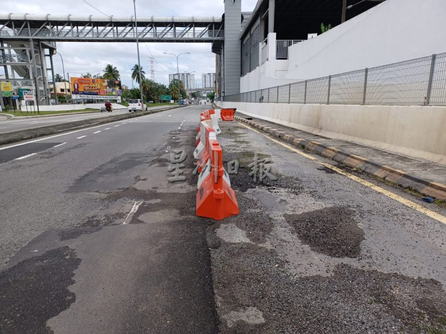 大都会/加影流古路靠近加影2电动火车站旁的道路长年泡水和损坏