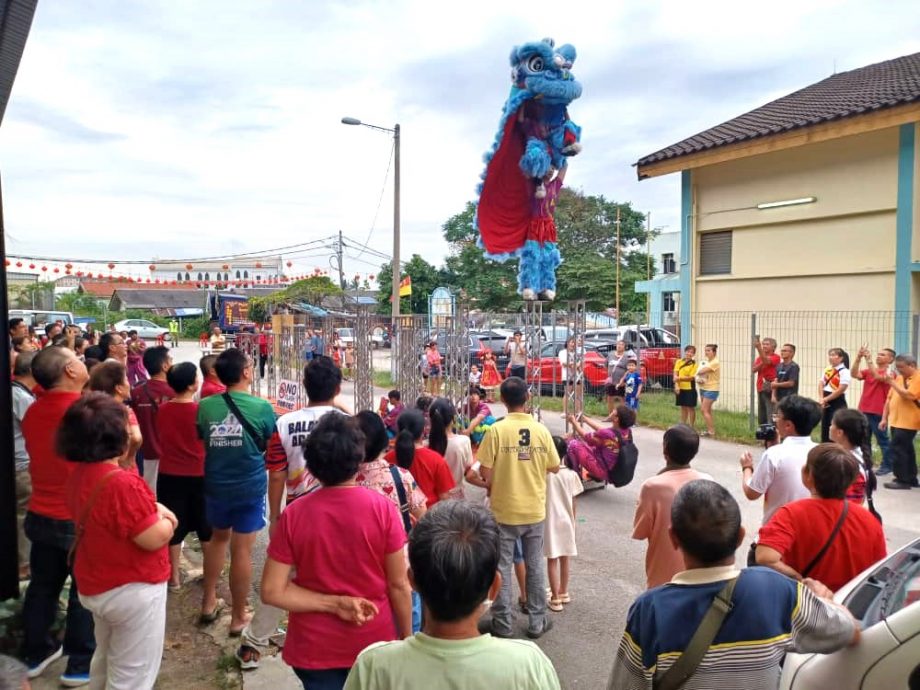 大都会//重新在锡米山新村有盖篮球场举办的新春团拜，逾300人参与