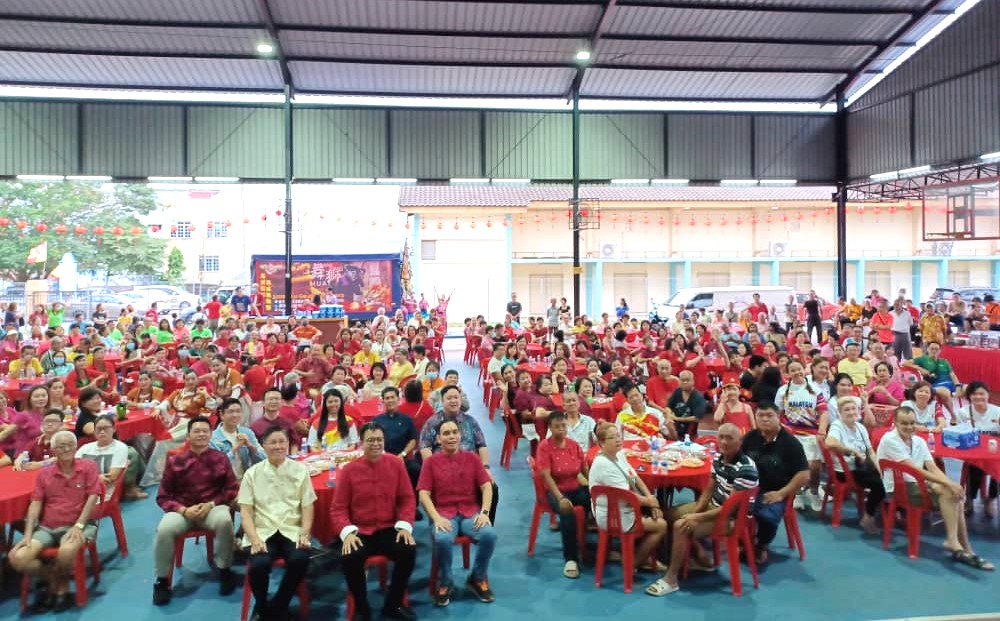 大都会//重新在锡米山新村有盖篮球场举办的新春团拜，逾300人参与