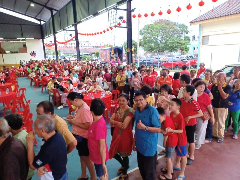 大都会//重新在锡米山新村有盖篮球场举办的新春团拜，逾300人参与