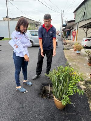 承包商铺路考虑不周   消防栓下陷 留坑洞