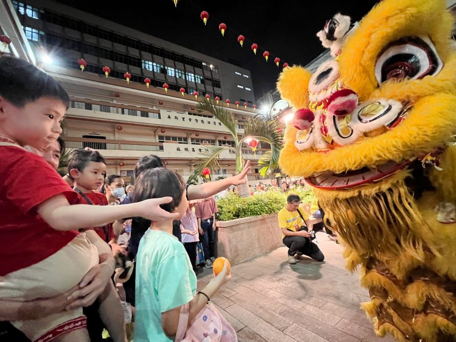 大都会//（主文）兴华中小学校友会新春大团拜