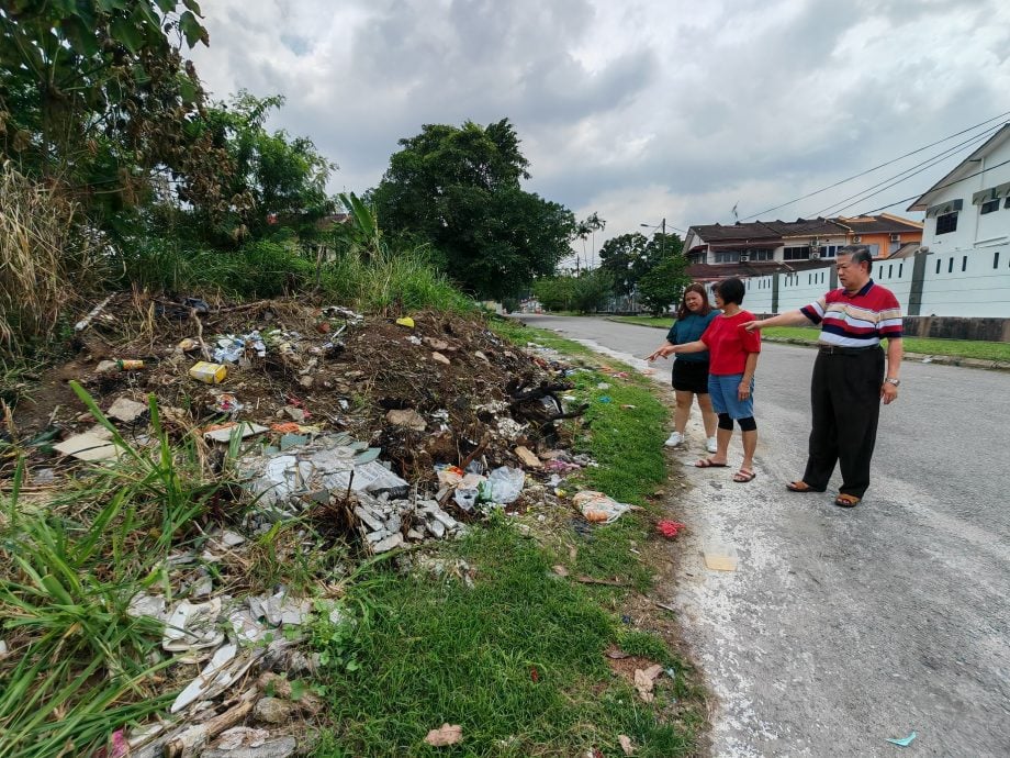 大都会：巴生园吉打路的路边垃圾堆疑遭人纵火焚烧