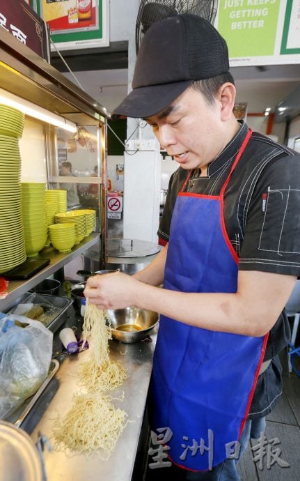 大霹雳封底主文／【人气美食】|炸肉鸡扒 咸鱼 肉饼作配料 安记怡保面云吞面不一样