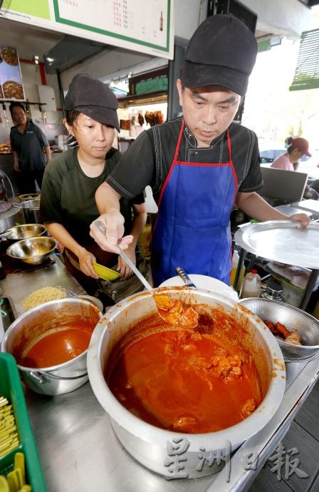 大霹雳封底主文／【人气美食】|炸肉鸡扒 咸鱼 肉饼作配料 安记怡保面云吞面不一样