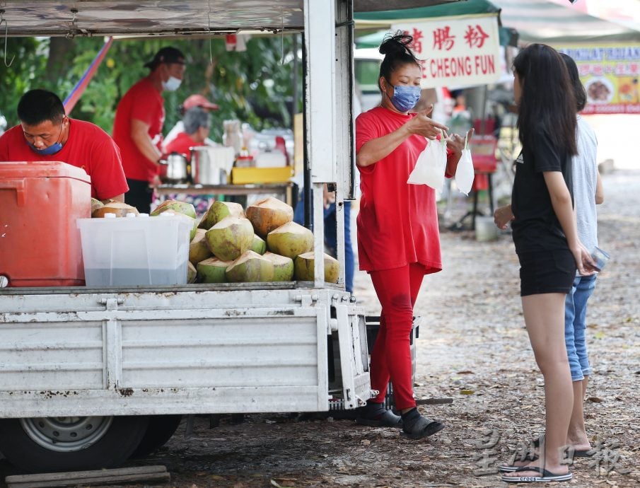 天气火热外出撑伞多喝水 椰水大卖消暑解渴  