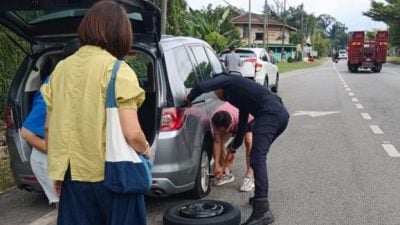 巡警助更换  漏气轮胎获赞